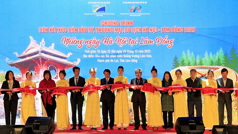 Các đại biểu thực hiện nghi thức khai mạc Chương trình "Những ngày Hà Nội tại Lâm Đồng"