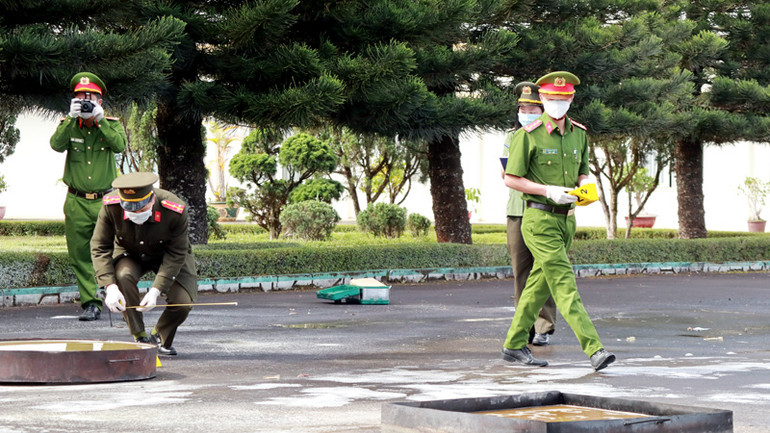 Tình huống lực lượng chức năng tiếp cận hiện trường thu thập chứng cứ, tài liệu để phục vụ công tác điều tra.