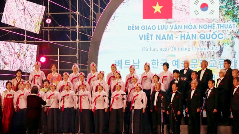 Dàn hợp xướng thành phố Chuncheon biểu diễn các bài dân ca của Việt Nam.