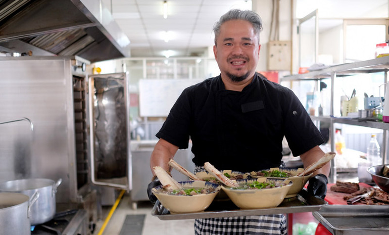 Anh Cao Văn Luận bưng từng tô phở tặng bệnh nhân và người nhà bệnh nhân tại Bệnh viện đa khoa tỉnh Lâm Đồng.