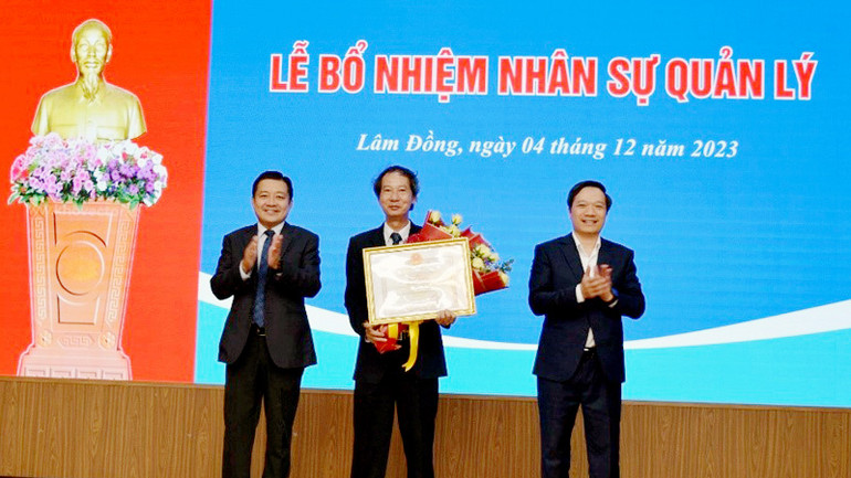Ông Trần Thanh Nam hoàn thành xuất sắc nhiệm vụ trong 10 năm làm Giám đốc Viễn thông Lâm Đồng. Ông Trần Thanh Nam hoàn thành xuất sắc nhiệm vụ trong 10 năm làm Giám đốc Viễn thông Lâm Đồng.