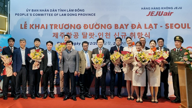 Lãnh đạo tỉnh Lâm Đồng và sở, ngành chào đón đại diện Jeju Air và tổ bay của chuyến bay thương mại đầu tiên từ Seoul đến Lâm Đồng.
