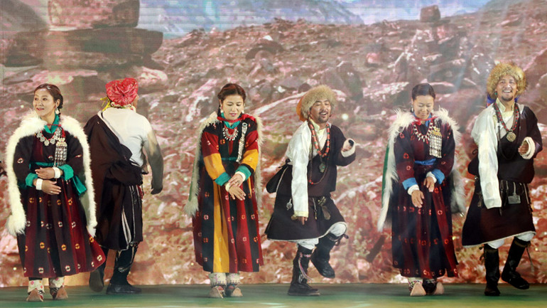 Điệu dân vũ vùng Ladakh - Ấn Độ. Điệu dân vũ vùng Ladakh - Ấn Độ.