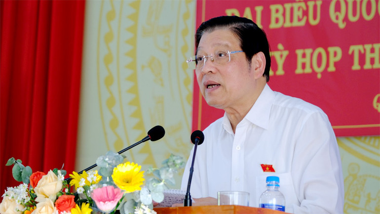 Đồng chí Phan Đình Trạc phát biểu ý kiến tại buổi tiếp xúc cử tri xã Quảng Ngãi, huyện Cát Tiên.