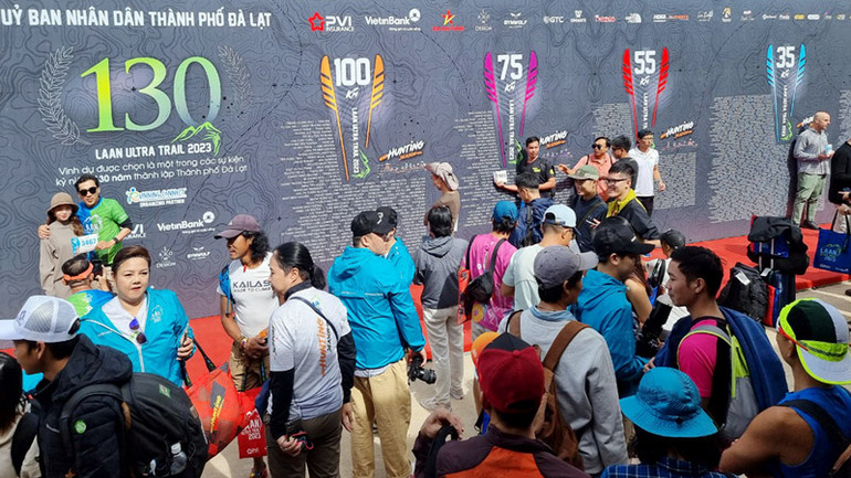 Các vận động viên gặp gỡ trước giờ chinh phục các cung đường chạy.