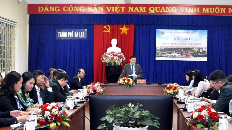Chủ tịch Ủy ban nhân dân thành phố Đặng Quang Tú thông tin hoạt động kỷ niệm 130 năm Đà Lạt hình thành và phát triển với báo chí.