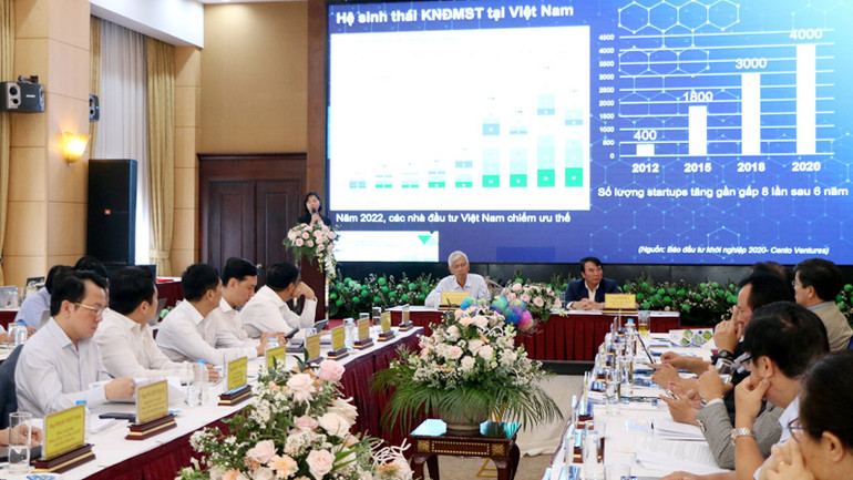 Đại biểu tham luận tại hội thảo.