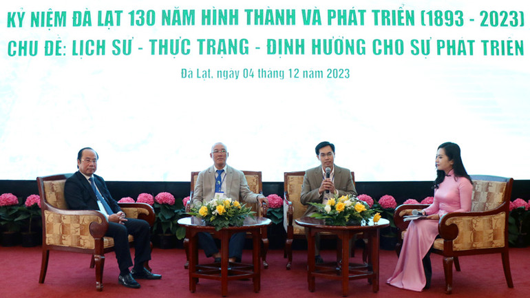 Các đại biểu tham gia chương trình tọa đàm tại hội thảo.