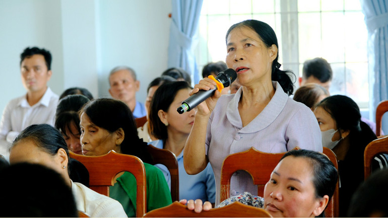 Cử tri trình bày ý kiến với Đoàn đại biểu Quốc hội tỉnh Lâm Đồng.