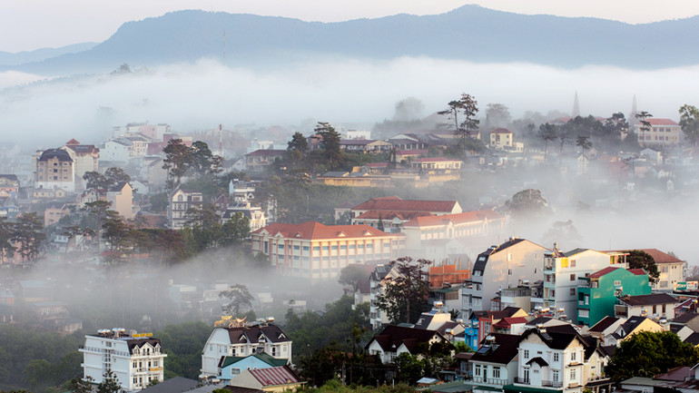 Phố núi Đà Lạt trong sương.