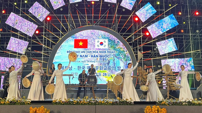 Tiết mục biểu diễn của các nghệ sĩ thành phố Đà Lạt.