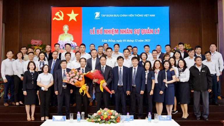 Ông Trần Thanh Nam và Hồ Quang Huệ cùng tập thể lãnh đạo và cán bộ công nhân viên Viễn thông Lâm Đồng tại buổi lễ. Ông Trần Thanh Nam và Hồ Quang Huệ cùng tập thể lãnh đạo và cán bộ công nhân viên Viễn thông Lâm Đồng tại buổi lễ.