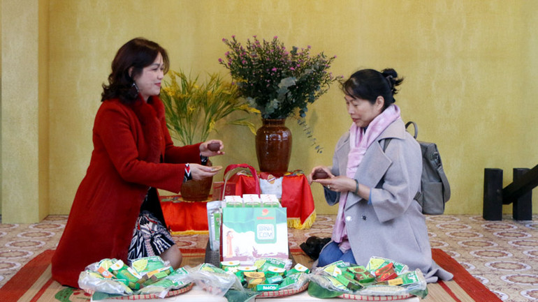 Du khách trải nghiệm không gian ẩm thực Hà Nội.