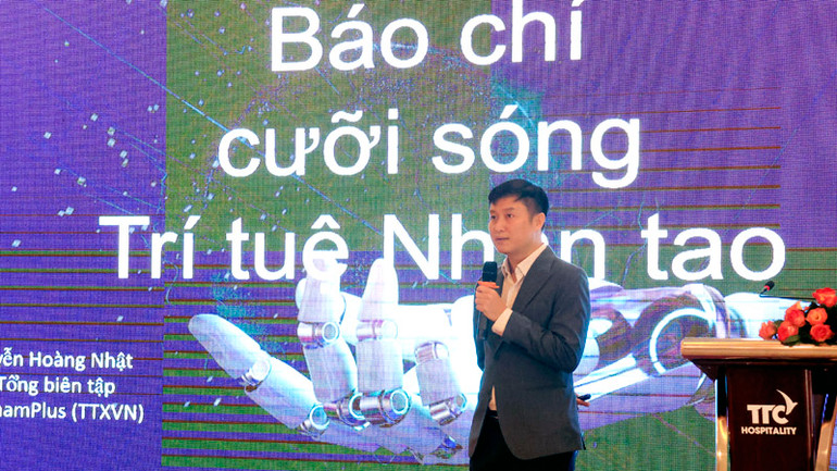 Phó Tổng Biên tập Báo VietnamPlus (Thông tấn xã Việt Nam) Nguyễn Hoàng Nhật chia sẻ về ứng dụng AI trong sản xuất tin, bài tại lớp tập huấn. Phó Tổng Biên tập Báo VietnamPlus (Thông tấn xã Việt Nam) Nguyễn Hoàng Nhật chia sẻ về ứng dụng AI trong sản xuất tin, bài tại lớp tập huấn.