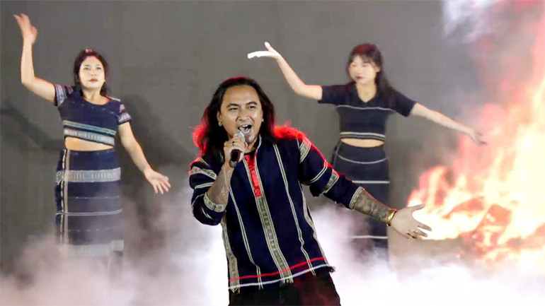 Tiết mục hát múa Ngọn lửa cao nguyên nồng nàn giữa đêm xứ lạnh Đà Lạt. Tiết mục hát múa Ngọn lửa cao nguyên nồng nàn giữa đêm xứ lạnh Đà Lạt.