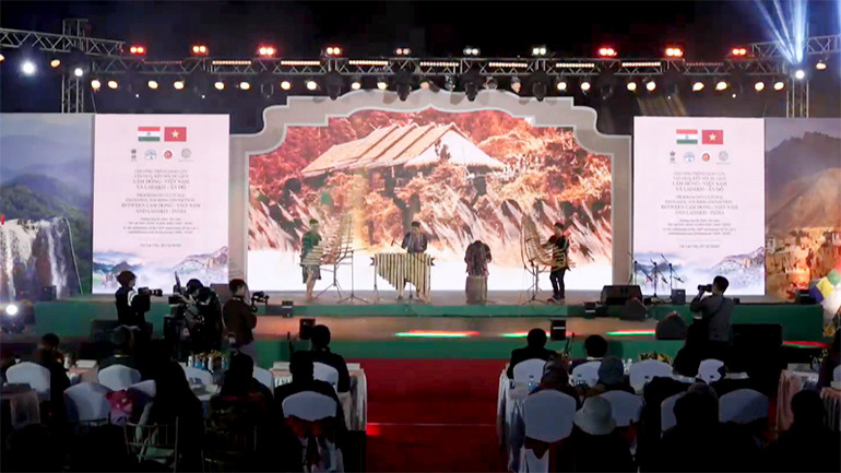 Quang cảnh chương trình giao lưu. Quang cảnh chương trình giao lưu.