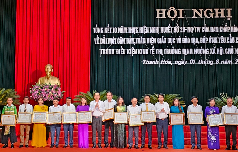 Lãnh đạo tỉnh Thanh Hóa trao tặng Bằng khen cho các cá nhân có thành tích xuất sắc.