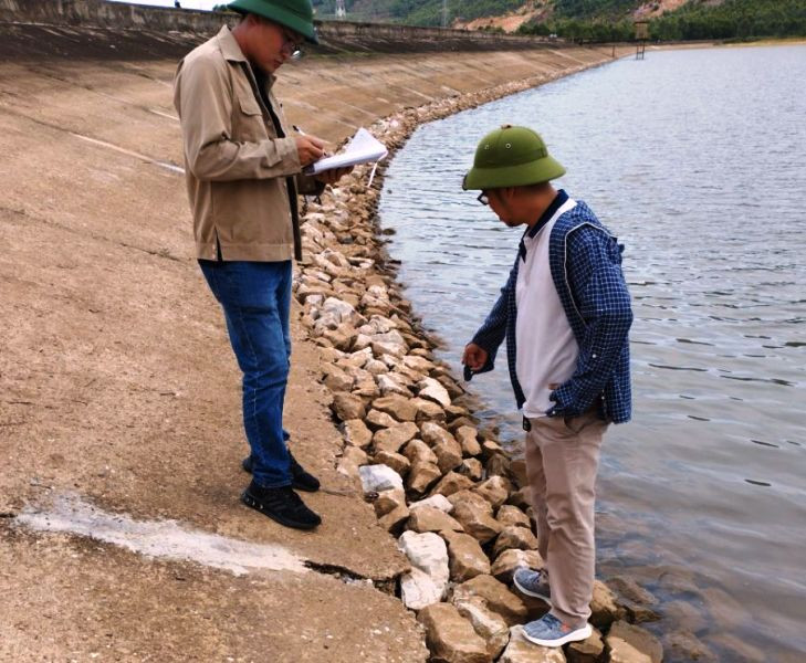 Cán bộ chuyên môn kiểm tra, xử lý vết nứt trên công trình thủy lợi. Cán bộ chuyên môn kiểm tra, xử lý vết nứt trên công trình thủy lợi.