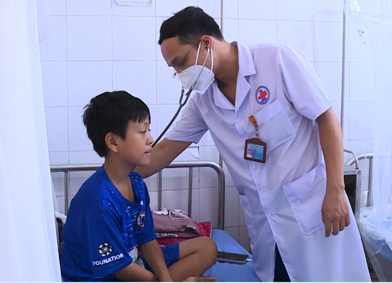 Cán bộ y tế ở Bệnh viện đa khoa khu vực thị xã Nghi Sơn thăm, khám sức khỏe cho bệnh nhân.