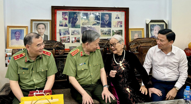 Đại tướng Tô Lâm trò chuyện thân mật với cựu dân công hỏa tuyến phục vụ chiến dịch Điện Biên Phủ.