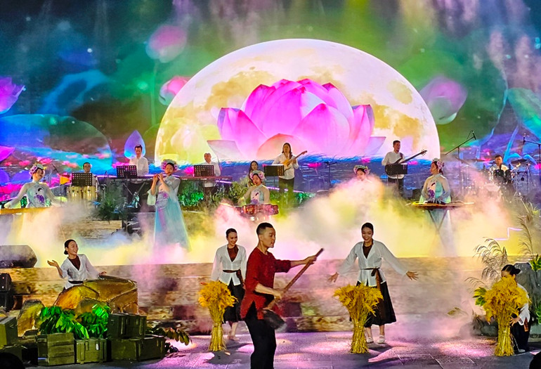 Các diễn viên thể hiện tiết mục "Đi cấy dưới trăng".