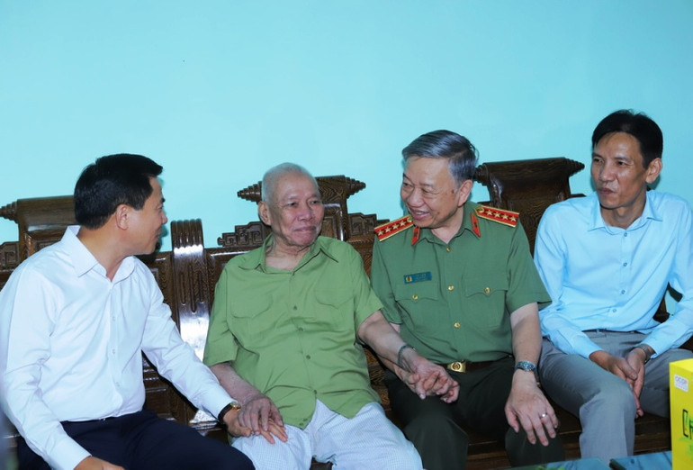 Đại tướng Tô Lâm ân cần hỏi thăm sức khỏe thương binh Phạm Văn Hòa.