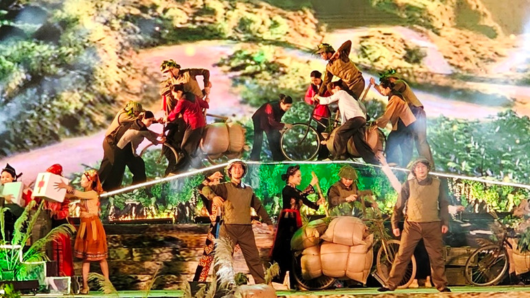 Tình đoàn kết quân dân tiếp tục ngời sáng trong chiến dịch Điện Biên Phủ.