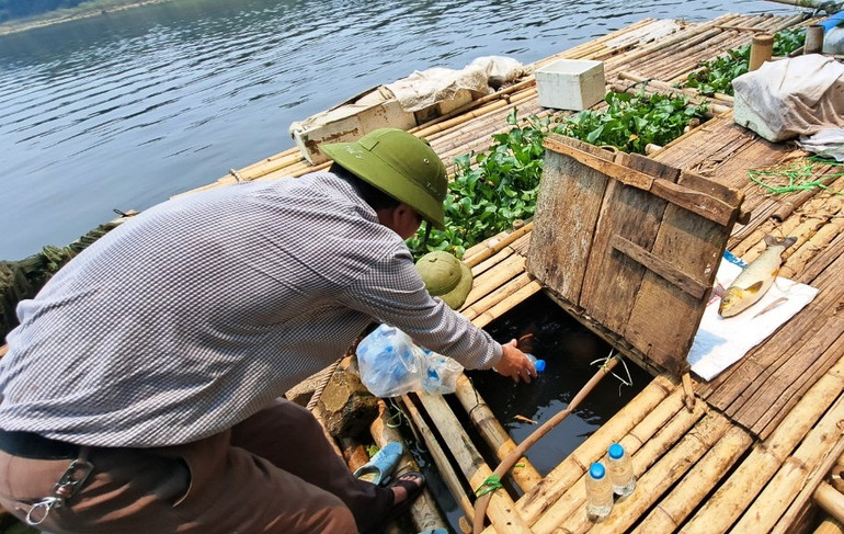 Cán bộ chuyên môn lấy mẫu nước xét nghiệm.