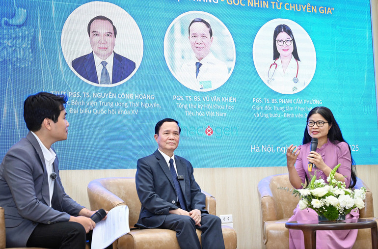 Phó Giáo sư, Tiến sĩ, bác sĩ Phạm Cẩm Phương (bên phải) phát biểu.