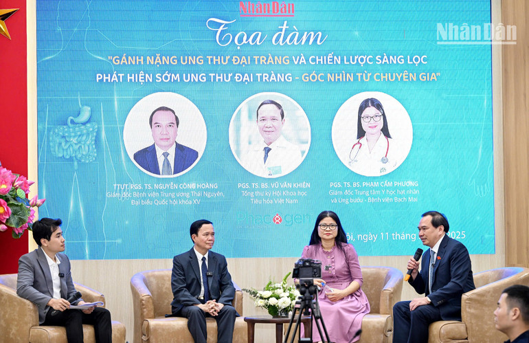 Phó Giáo sư, Tiến sĩ, bác sĩ Nguyễn Công Hoàng (ngoài cùng bên phải) phát biểu.