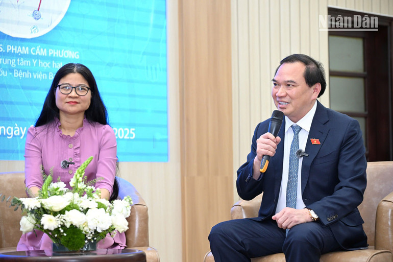 Phó Giáo sư, Tiến sĩ, bác sĩ Nguyễn Công Hoàng.