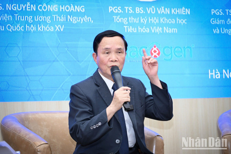 Phó Giáo sư, Tiến sĩ, bác sĩ Vũ Văn Khiên.