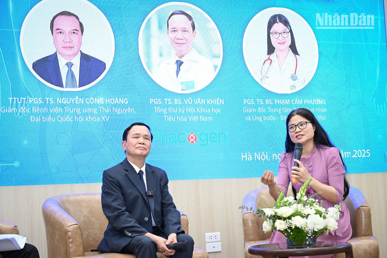 Phó Giáo sư, Tiến sĩ, bác sĩ Phạm Cẩm Phương (bên phải) phát biểu.