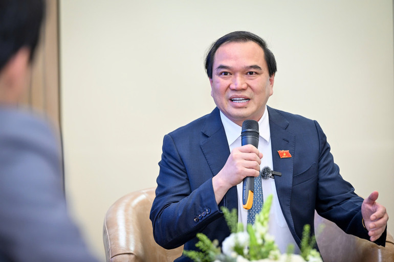 Phó Giáo sư, Tiến sĩ, bác sĩ Nguyễn Công Hoàng, Giám đốc Bệnh viện Trung ương Thái Nguyên, Đại biểu Quốc hội khóa XV.