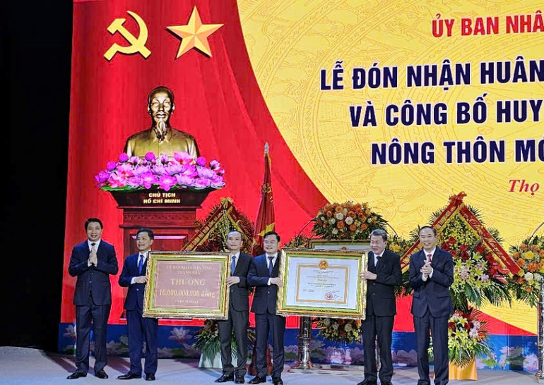 Thứ trưởng Bộ Nông nghiệp và Phát triển nông thôn trao Công nhận huyện đạt chuẩn nông thôn mới cho huyện Thọ Xuân.