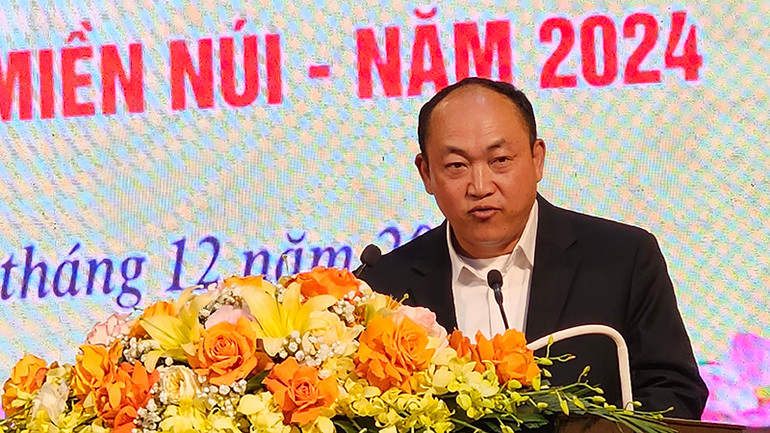 Đại biểu nông dân dân tộc H'Mông, đến từ bản Tà Cóm, xã Trung Lý, huyện Mường Lát.