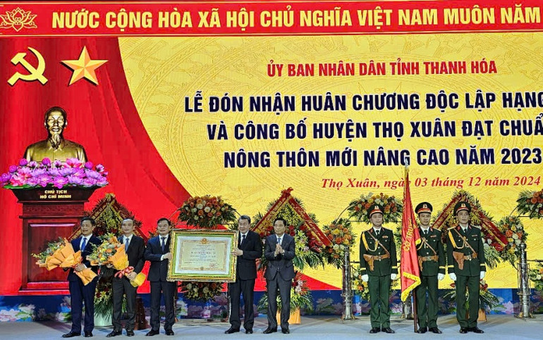 Lãnh đạo tỉnh Thanh Hóa trao Huân chương Độc lập cho huyện Thọ Xuân.