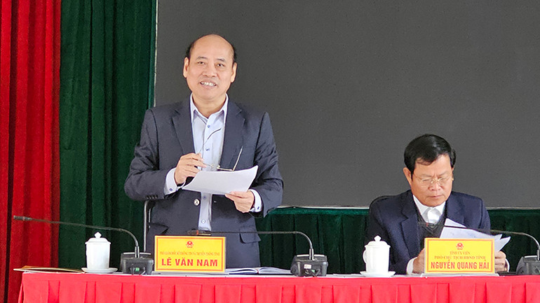 Chủ tọa điều hành buổi họp báo. Chủ tọa điều hành buổi họp báo.