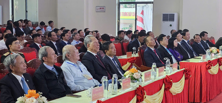 Các đại biểu tham dự buổi lễ trọng.