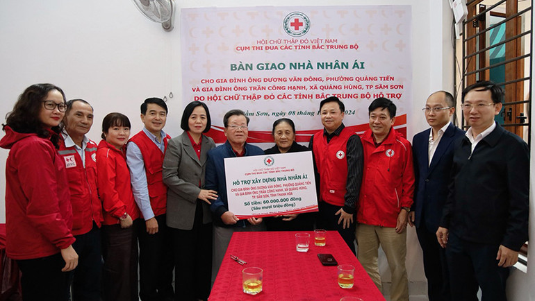 Hội Chữ thập đỏ trao khoản hỗ trợ 2 hộ ở Sầm Sơn cải thiện khó khăn nhà ở.