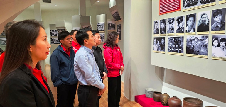 Các đại biểu tham quan hình ảnh, hiện vật trưng bày tại Khu lưu niệm đồng bào, cán bộ, chiến sĩ miền nam tập kết ra bắc.