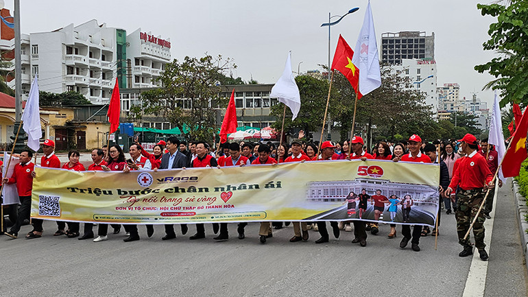 Các tình nguyện viên diễu hành, tham gia chương trình "Triệu bước chân nhân ái".