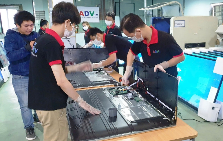 Người lao động lắp màn hình led.