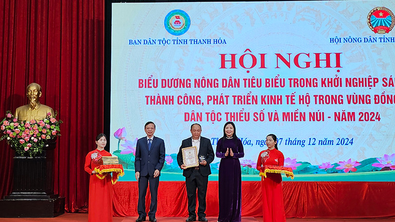 Đại diện Tỉnh ủy, Mặt trận Tổ quốc tỉnh cùng lãnh đạo Hội nông dân tỉnh Thanh Hóa tôn vinh, trao Chứng nhận cho nông dân dân tộc thiểu số tiêu biểu.
