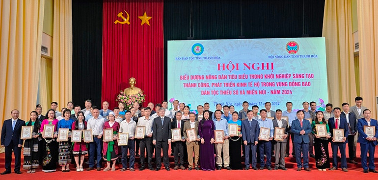 Lãnh đạo Mặt trận Tổ quốc tỉnh, các cơ quan cấp tỉnh với các nông dân tiêu biểu vùng miền núi, dân tộc ở Thanh Hóa.