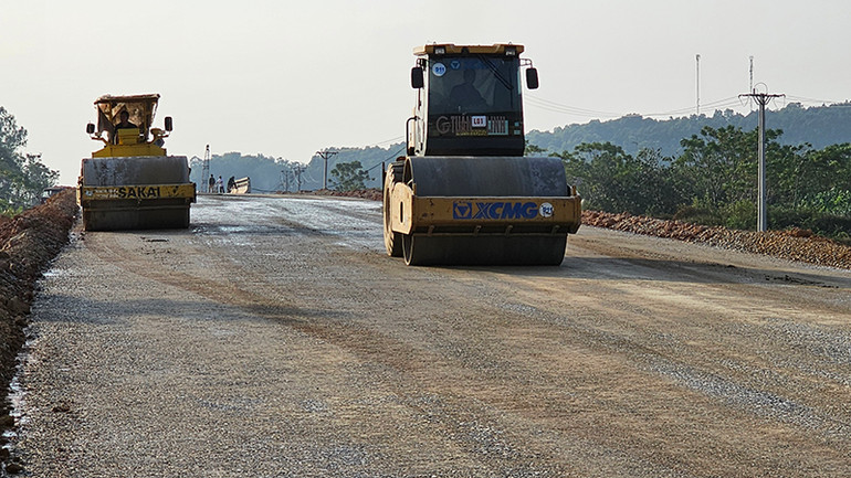 Thi công cấp phối đá dăm đoạn đường đầu cầu Xuân Quang.