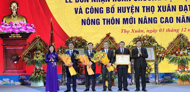 Lãnh đạo tỉnh Thanh Hóa trao tặng Bằng khen cho huyện Thọ Xuân.