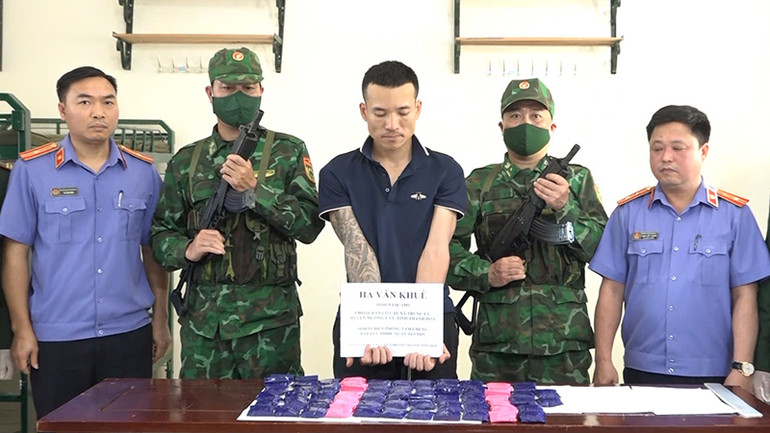 Cán bộ kiểm sát giám sát vụ bắt đối tượng vận chuyển 12.000 viên ma túy tổng hợp trái phép.