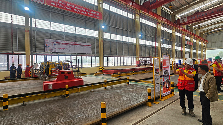 Công nhân vận hành thiết bị sản xuất tại nhà máy.