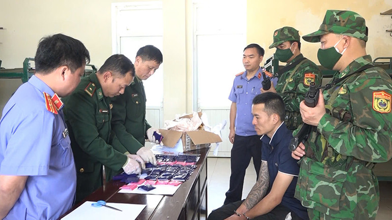 Lực lượng chức năng kiểm đếm ma túy tang vật do Hà Văn Khuê vận chuyển trái phép.